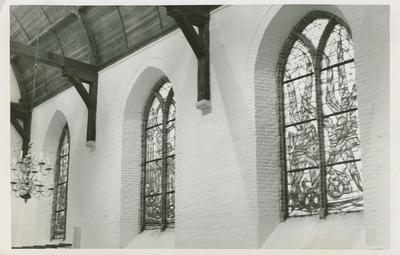 ZOU-28 Zoutelande, Interieur Ned. Herv. Kerk. Gebrandschilderde ramen in de Nederlandse Hervormde kerk aan het ...