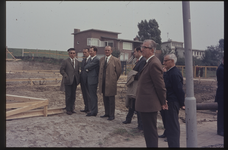 OT-10-25 Genodigden bij het slaan van de eerste paal ten behoeve van de bouw van het stadhuis aan het Oostelijk Bolwerk ...