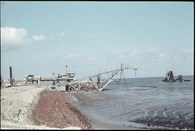 OT-103 Aanleg van de glooiing na de doorgraving van de zeedijk tijdens de aanleg van de zeehaven te Terneuzen