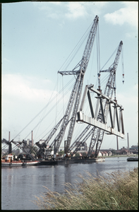 OT-143 Vervoer van een brugdeel van de brug over het Kanaal van Gent naar Terneuzen bij Sluiskil