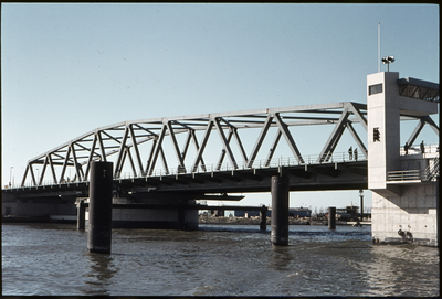 OT-147 De brug over het Kanaal van Gent naar Terneuzen te Sluiskil