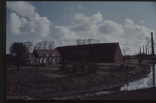 OT-16-38 Boerderij in de omgeving van de staalfabriek (rechts) in de Oud Zevenaarpolder ten zuiden van Terneuzen