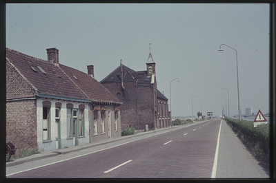 OT-22-20 De Kanaalweg (noordelijk deel) met de Nederlandse Hervormde kerk te Sluiskil