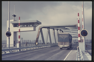 OT-22-34 De nieuwe brug over het Kanaal van Gent naar Terneuzen te Sluiskil