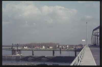 OT-24-16 De brug over het Kanaal van Gent naar Terneuzen te Sas van Gent