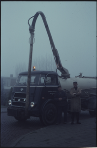 OT-516 De Heren Lauret en de Ruijter bij een rioolreiningswagen van de Openbare Werken te Terneuzen