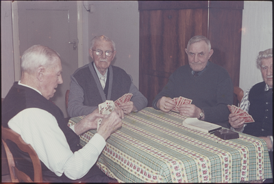 OT-540 H. Kaijser (2e van links) speelt een kaarttspel in verzorgingstehuis Scheldeoord aan de Emmalaan te Terneuzen