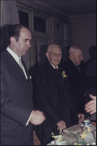 OT-543 Burgemeester J.C. Aschoff op bezoek bij dhr. H. Kaijser (midden) tijdens diens 103e verjaardag in ...