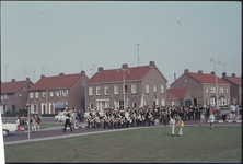 OT-562 Een muziekkorps in de optocht van versierde fietsen en karretjes tijdens de viering van Koninginnedag te Terneuzen