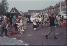 OT-564 Optocht van versierde fietsen en karretjes tijdens de viering van Koninginnedag te Terneuzen
