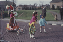 OT-566 Optocht van versierde fietsen en karretjes tijdens de viering van Koninginnedag te Terneuzen (Katja Koulen)