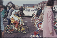 OT-568 Optocht van versierde fietsen en karretjes tijdens de viering van Koninginnedag te Terneuzen