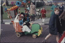 OT-570 Optocht van versierde fietsen en karretjes tijdens de viering van Koninginnedag te Terneuzen