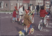 OT-572 Optocht van versierde fietsen en karretjes tijdens de viering van Koninginnedag te Terneuzen