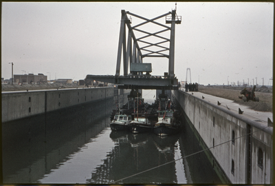 OT-66 Brugsegment van de in aanbouw zijnde brug over het Kanaal van Gent te Sas van Gent in de sluis te Terneuzen