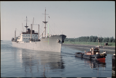 OT-78 Een sleepboot trekt een kustvaartuig de oude sluis te Terneuzen in