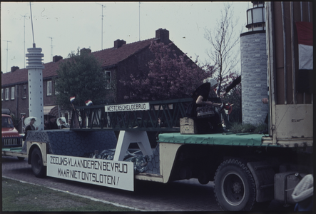 OT-922 Optocht met versierde wagens tijdens de viering van Bevrijdingsdag te Terneuzen