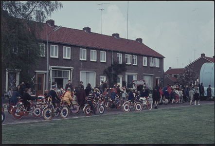 OT-925 Optocht van versierde fietsen tijdens de viering van Bevrijdingsdag te Terneuzen