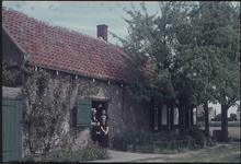 OT-962 Het gezin van J. Platteeuw in klederdracht