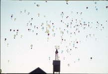 1-DIA Het oplaten van ballonnen tijdens de viering van Koninginnedag in Westkapelle