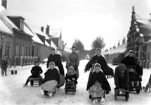10 PH Kinderen spelen in de sneeuw in de Zuidstraat te Westkapelle voor de openbare lagere school.