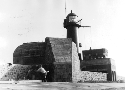 100 PH Het Iezderen Torentje op de zeedijk te Westkapelle ingebouwd tussen twee bunkers.