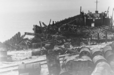 101 NFR Restanten van de landing op 1 november 1944 op de zeedijk te Westkapelle, met rechts een landingsvaartuig.