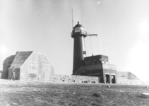 101 PH Het Iezderen Torentje op de zeedijk te Westkapelle ingebouwd tussen twee bunkers.