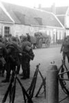 12 NFR Duitse soldaten houden rustpauze in de Zuidstraat te Westkapelle.