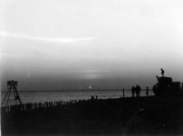 125 NFR Zonsondergang bij het tankmonument op de dijk te Westkapelle.