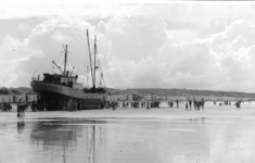 129 NFR De op het strand van Westkapelle gestrande coaster 'Pax'.