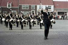 14-DIA Tamboer- en trompetterkorps Vlijt en Volharding uit Oost-Sourg tijdens een marsconcours op de Markt te Westkapelle