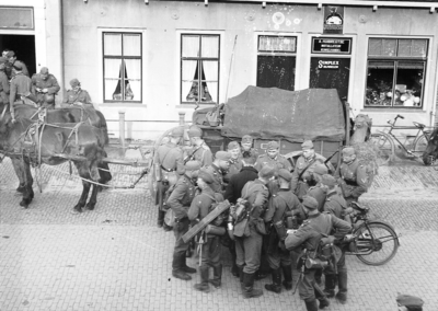 14 NFR Duitse soldaten doen inkopen bij een kramer in de Zuidstraat te Westkapelle