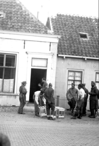15 NFR Marokkaanse krijgsgevangenen bij de politiewoning van Stoel in de Zuidstraat te Westkapelle.