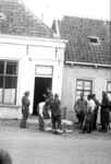 15 NFR Marokkaanse krijgsgevangenen bij de politiewoning van Stoel in de Zuidstraat te Westkapelle.