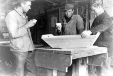 15 PH Drie mannen in een timmerwerkplaats te Westkapelle maken houten bakken.