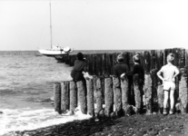 157 NFR Vier jongens kijken naar een zeilboot op zee bij Westkapelle.