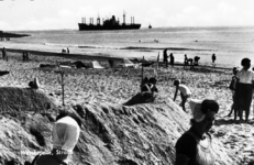 158 NFR Strandplezier op het strand bij Westkapelle met op de achtergrond een groot schip.