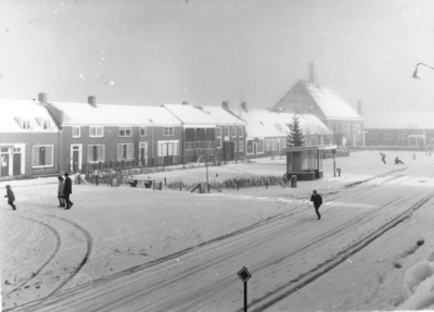 160 NFR De Markt te Westkapelle in de sneeuw.