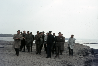 17-DIA Korte battlefield-tour door oud-strijders in de omgeving van de Westkapelse zeedijk tijdens de ...