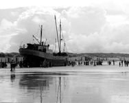 185 NFR De op het strand van Westkapelle gestrande coaster 'Pax'.