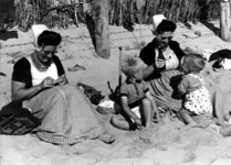 197 NFR Twee vrouwen met kinderen zittend op het strand te Westkapelle. Links Leu Lievense-Minderhoud, rechts oma Piet Lous.