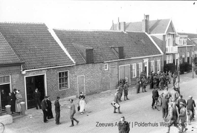 2 NFR Militairen in de Zuidstraat te Westkapelle tijdens de capitulatie van het Nederlandse leger