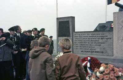 20-DIA Kranslegging bij het oorlogsmonument op de zeedijk te Westkapelle tijdens de bevrijdingsherdenking