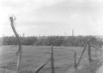 20 NFR Rommelasperges bij Westkapelle om te voorkomen dat er vliegtuigen of parachutisten landen, met op de achtergrond ...