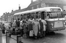 203 NFR Duitse vakantiegangers stappen te Westkapelle op de bus naar Middelburg.