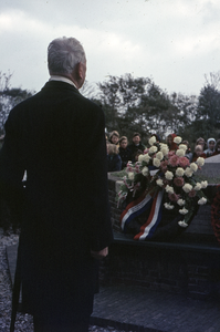 22-DIA Kranslegging bij het monument op de begraafplaats aan de Zuidstraat te Westkapelle tijdens de bevrijdingsherdenking