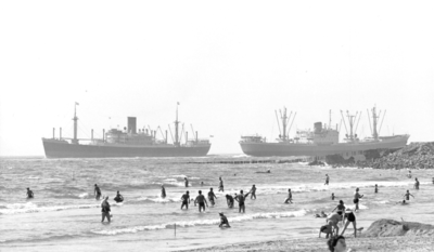 227 NFR Strandplezier op het strand bij Westkapelle met op de achtergrond twee voorbijvarende schepen.