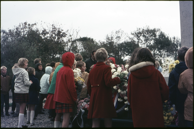 23-DIA Kranslegging bij het monument op de begraafplaats aan de Zuidstraat te Westkapelle tijdens de bevrijdingsherdenking