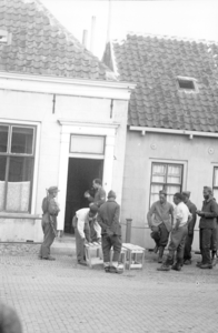 25 NFR Restanten van de dijkmolen, de zeewering en de ijzeren staven, die als tankversperring dienden, te Westkapelle, ...